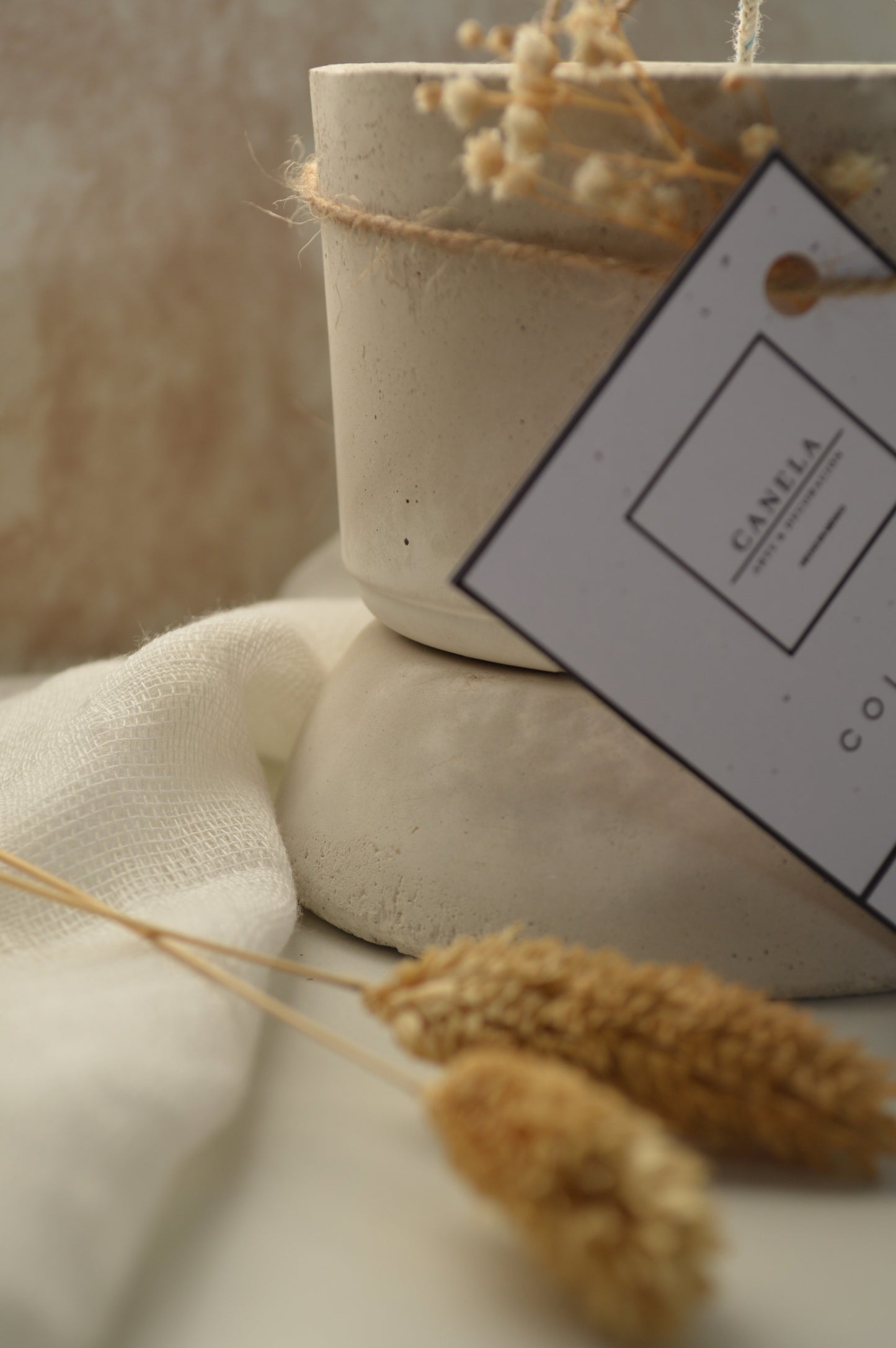 Vela Aromática de Concreto Marmoleado con Base Ovalada – Diseño Único y 90 ml de Cera de Soya
