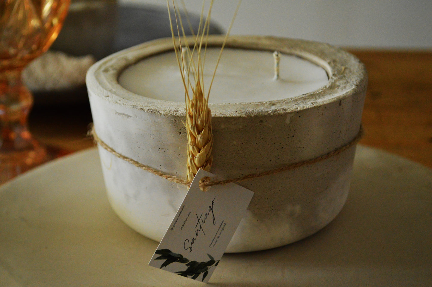"Centro de Mesa Artesanal de Concreto Marmoleado con Vela de Cera de Soya - Base Redonda de 30 cm
