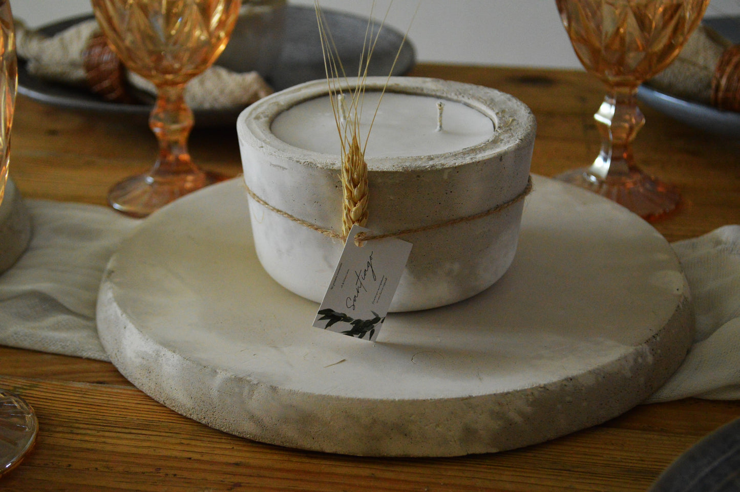 "Centro de Mesa Artesanal de Concreto Marmoleado con Vela de Cera de Soya - Base Redonda de 30 cm