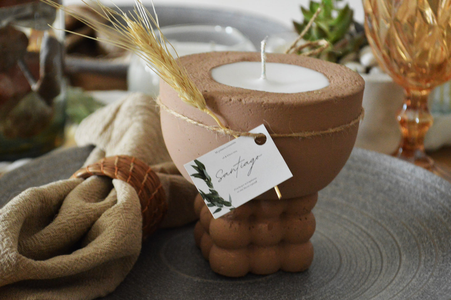 Vela Ovalada en Contenedor de Concreto con 90 ml de Cera de Soya y Base Decorativa