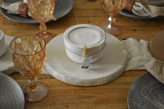 "Centro de Mesa Artesanal de Concreto Marmoleado con Vela de Cera de Soya - Base Redonda de 30 cm