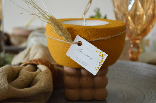 Vela Ovalada en Contenedor de Concreto con 90 ml de Cera de Soya y Base Decorativa